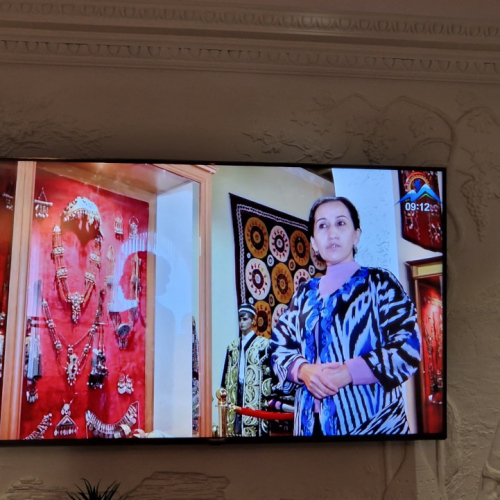 Feruza à la TV au petit déjeuner. Tadjikistan, Douchanbé.