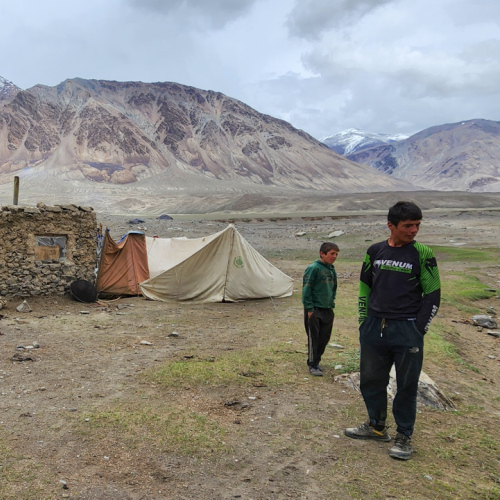 Tadjikistan, de Karakul à Sawnob.
Deux frères ? Deux bergers ... Tadjikistan, de Karakul à Sawnob.