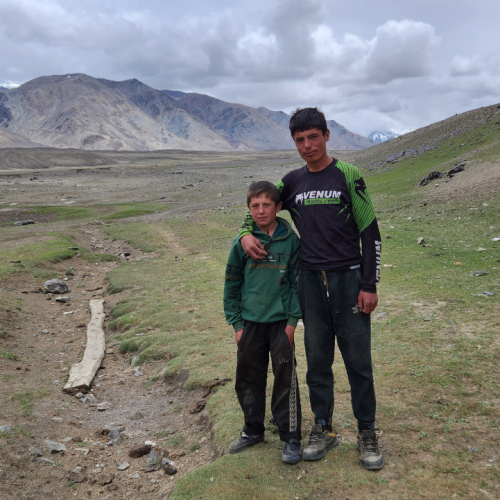 Tadjikistan, de Karakul à Sawnob.
Deux frères ? Deux bergers ... Tadjikistan, de Karakul à Sawnob.