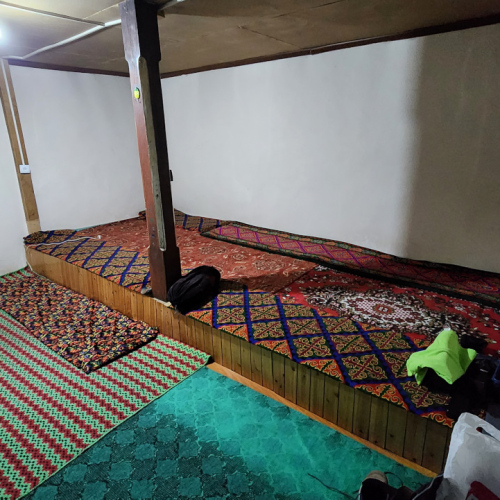 Tadjikistan, de Karakul à Sawnob.
Gîte à Sawnob. Tadjikistan, de Karakul à Sawnob.