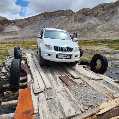 Tadjikistan, de Karakul à Sawnob.
Un pont improbable. Tadjikistan, de Karakul à Sawnob.