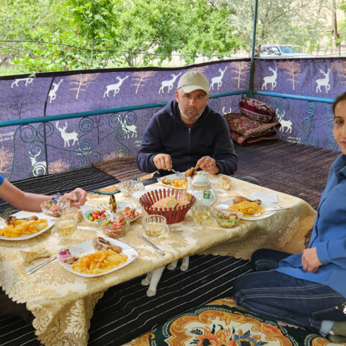 Petit déjeuner à Khijez avant notre départ. Tadjikistan, Khijez à Kalaikhun.