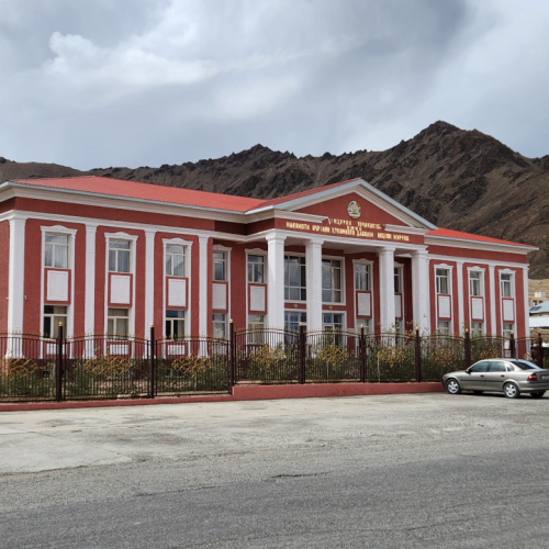 Balade dans Murgab. Un bâtiment officiel flambant neuf ! Tadjikistan, Murghab.