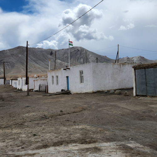 Balade dans Murgab. Une de terre, petites maisons ... Tadjikistan, Murghab.
