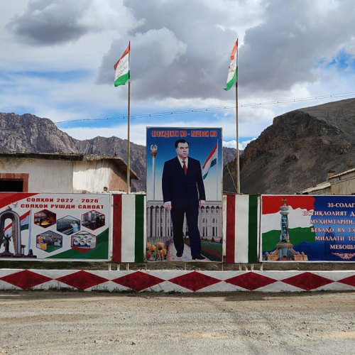 Balade dans Murgab. "Notre Président comme dit notre guide... " Tadjikistan, Murghab.