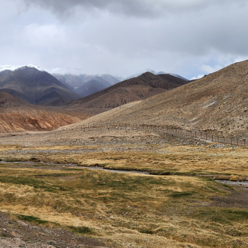 Tadjikistan, Route de Murgab à Karakul.
La frontière avec la Chine. Tadjikistan, Murghab à Karakul.