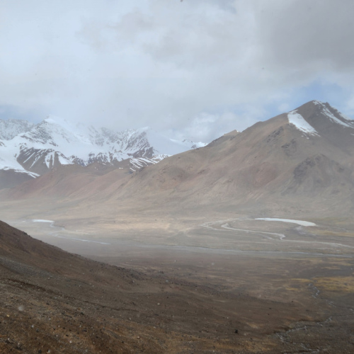 Tadjikistan, Route de Murgab à Karakul.
Il neige ! Tadjikistan, Murghab à Karakul.