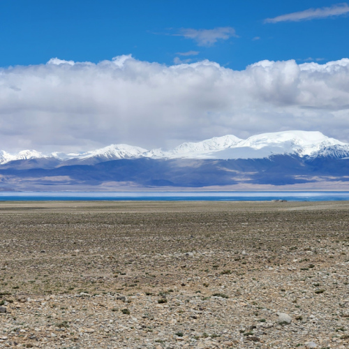 Tadjikistan, Route de Murgab à Karakul.
Lac Kara Kul en vu. Tadjikistan, Murghab à Karakul.