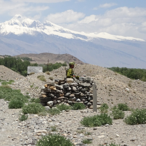 Militaire regardant vers l'Afghanistan. Tadjikistan, Khorog Ishkashim.