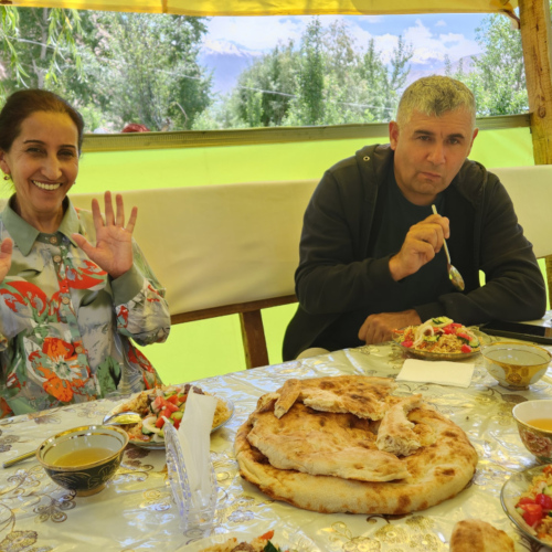 Repas sur la route. Tadjikistan, Khorog Ishkashim.