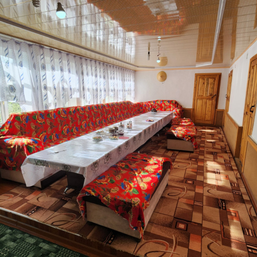 La salle à manger du gîte. Tadjikistan, Karakul.