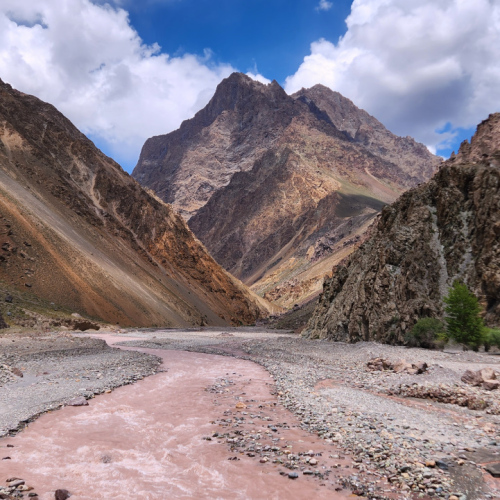 Tadjikistan, Sawnob à Khijez.
Une rivière latérale rose ! Tadjikistan, Sawnob à Khijez.