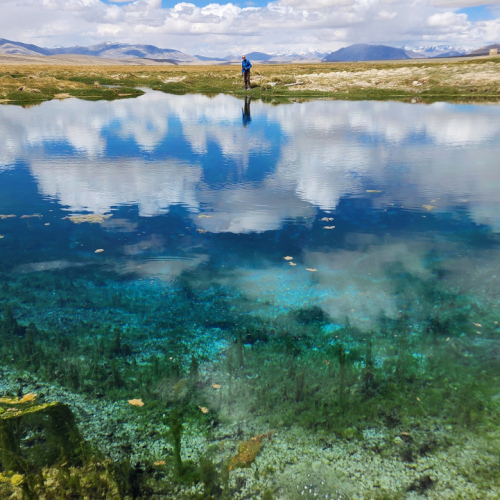 Source de Stolovaya Ak Balik. Tadjikistan, route Bulunkul à Murghab.