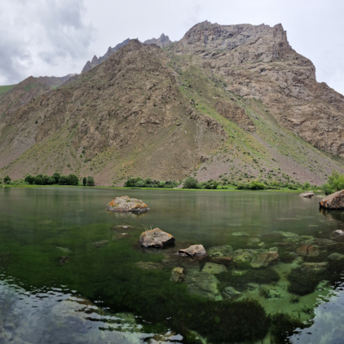 Randonnée vallée de Geisev.
Premier village et premier lac. Tadjikistan, Geisev.