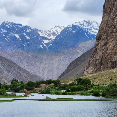 Randonnée vallée de Geisev.
Premier village et premier lac. Tadjikistan, Geisev.