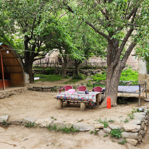 Randonnée vallée de Geisev.
La table est mise et nous attend. Tadjikistan, Geisev.