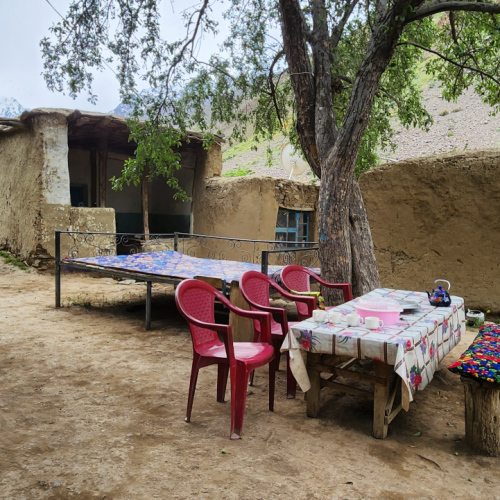Randonnée vallée de Geisev.
La table est mise et nous attend. Tadjikistan, Geisev.