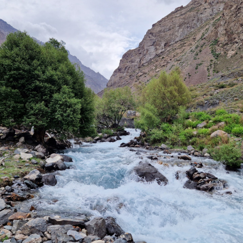 Randonnée vallée de Geisev.
C'est cette rivière qui disparaît un peu plus bas. Tadjikistan, Geisev.