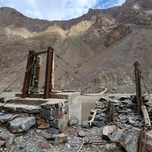 Randonnée vallée de Geisev.
La passerelle pour franchir la rivière Bartang. Tadjikistan, Geisev.