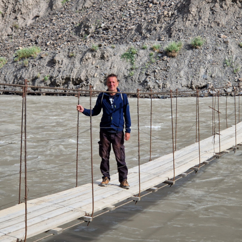 Randonnée vallée de Geisev.
La passerelle pour franchir la rivière Bartang. Tadjikistan, Geisev.