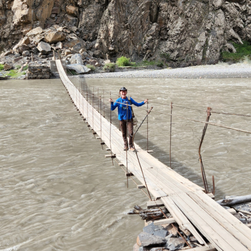 Randonnée vallée de Geisev.
La passerelle pour franchir la rivière Bartang. Tadjikistan, Geisev.