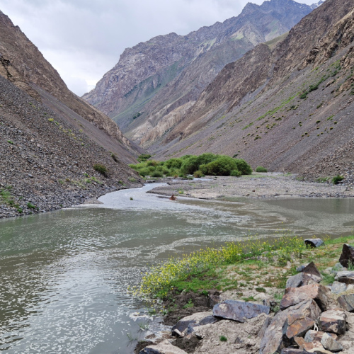 Randonnée vallée de Geisev.
Barrage naturel, la rivière disparait dans les pierres. Tadjikistan, Geisev.