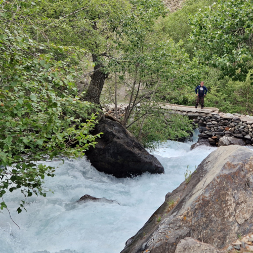 Randonnée vallée de Geisev.
Rivière aux eaux limides. Tadjikistan, Geisev.