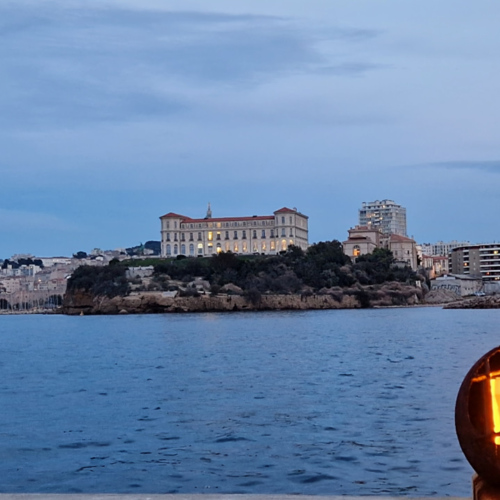 Le Palais du Pharo. Marseille, Apéro festif sur la Digue du Large.