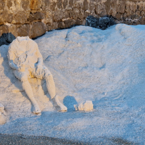 Sculptures éphémères en sel sur la Digue du Large. Marseille, Apéro festif sur la Digue du Large.