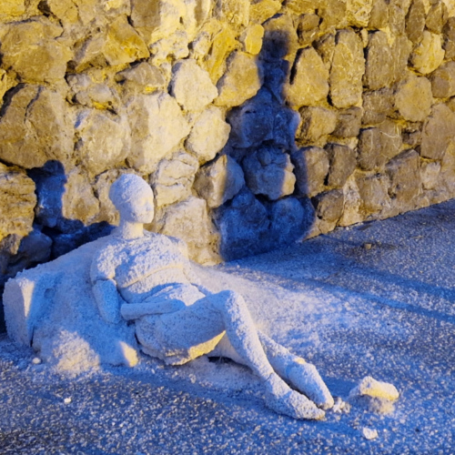 Sculptures éphémères en sel sur la Digue du Large. Marseille, Apéro festif sur la Digue du Large.
