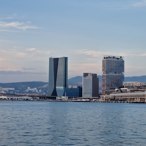 Le port maritime, la tour CMA CGM, la tour La Marseillaise. Marseille, Apéro festif sur la Digue du Large.