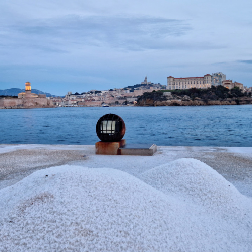 Sculptures éphémères en sel sur la Digue du Large. Marseille, Apéro festif sur la Digue du Large.