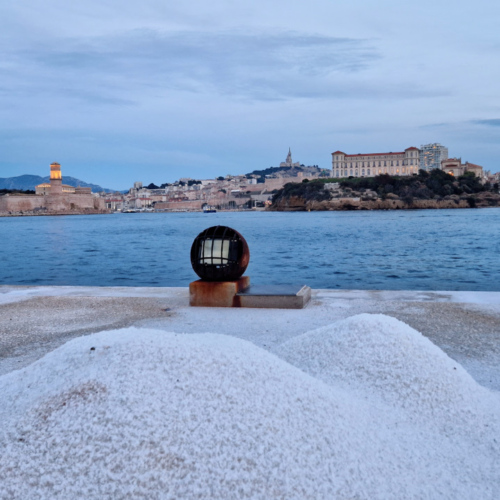 Sculptures éphémères en sel sur la Digue du Large. Marseille, Apéro festif sur la Digue du Large.