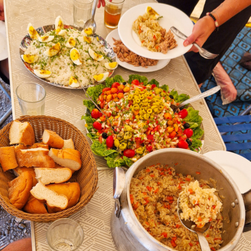 Crudités, riz, thon, sardines, œufs. Maroc, Le Djebel Toubkal.