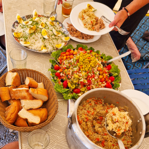Crudités, riz, thon, sardines, œufs. Maroc, Le Djebel Toubkal.