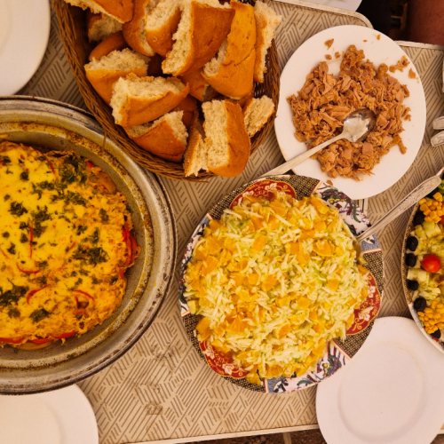 Crudités, omelette, oranges et concombres. Maroc, Le Djebel Toubkal.