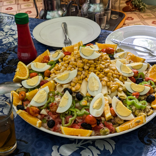 Crudités œufs et le thé berbère. Maroc, Le Djebel Toubkal.