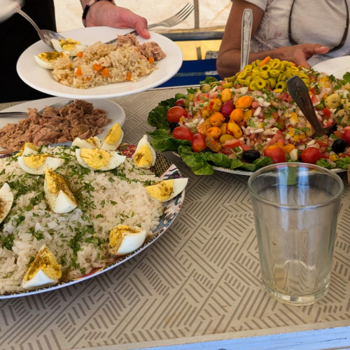 Crudités, riz, thon, sardines, œufs. Maroc, Le Djebel Toubkal.