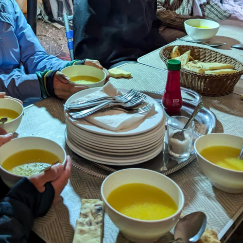 Une soupe en entrée pour nous réchauffer ! Maroc, Le Djebel Toubkal.