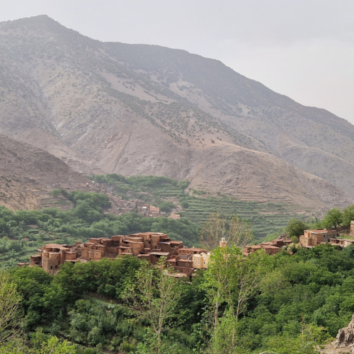 Le fond des vallées vertes avec petits villages. Maroc, Trek Djebel Toubkal.