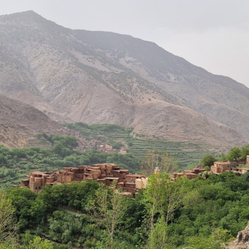 Le fond des vallées vertes avec petits villages. Maroc, Trek Djebel Toubkal.