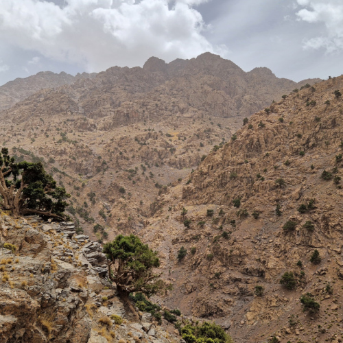 Nous passons des collines à la moyenne montagne. Maroc, Trek Djebel Toubkal.