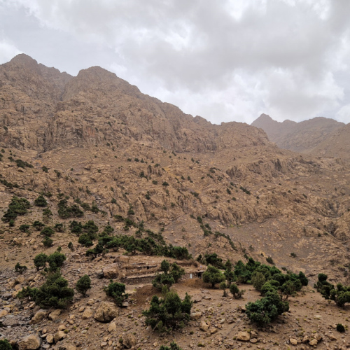Nous passons des collines à la moyenne montagne. Maroc, Trek Djebel Toubkal.