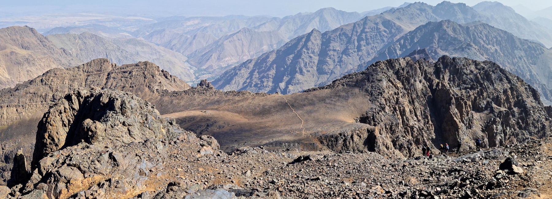 Le sentier au loin et au-delà la vallée par laquelle nous sommes venus. Maroc, Le Djebel Toubkal.