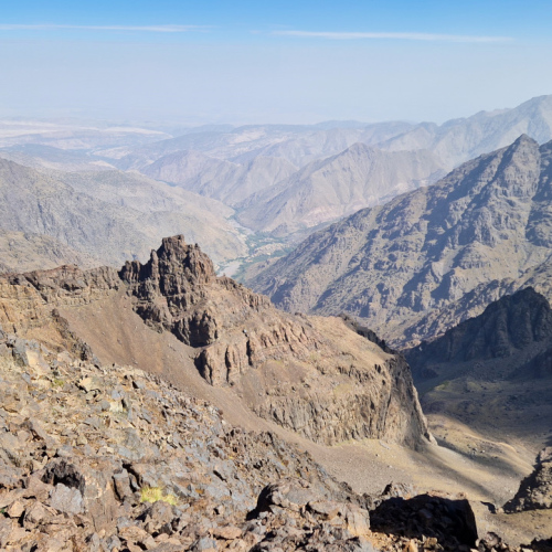 Vue jusqu'à la plaine et désert. Maroc, Le Djebel Toubkal.