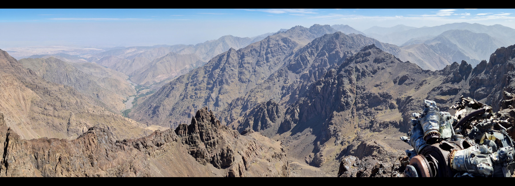 Vue du piton avec le moteur de l'avion resté sur place. Maroc, Le Djebel Toubkal.