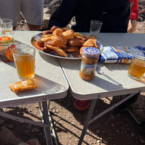 Les beignés et la crème de patates d'Ipomées. Maroc, Le Djebel Toubkal.