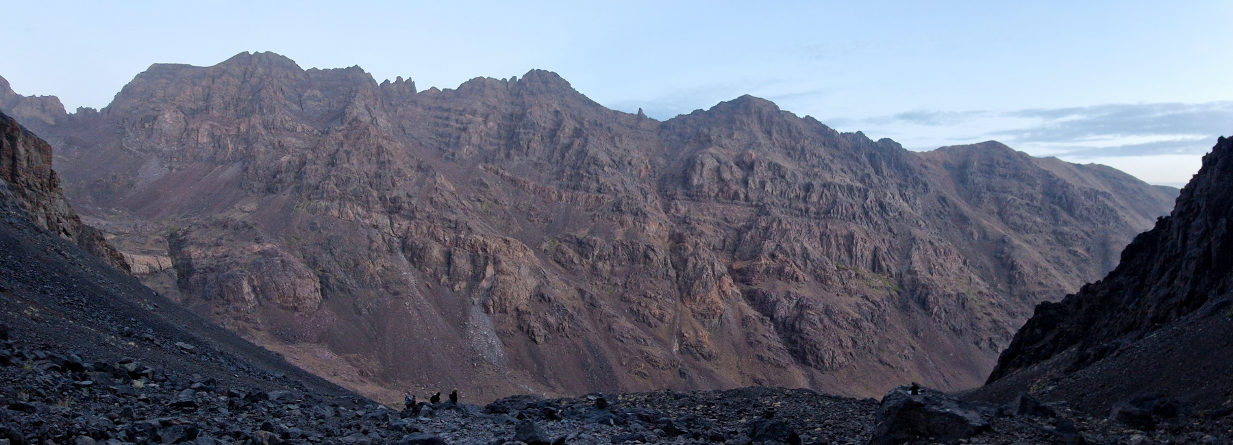 La lune au-dessus des crêtes, nous progressons vers le sommet. Maroc, Le Djebel Toubkal.
