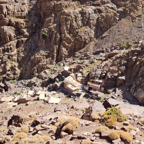 Premier petit village sur le sentier de retour. Maroc, Le Djebel Toubkal.