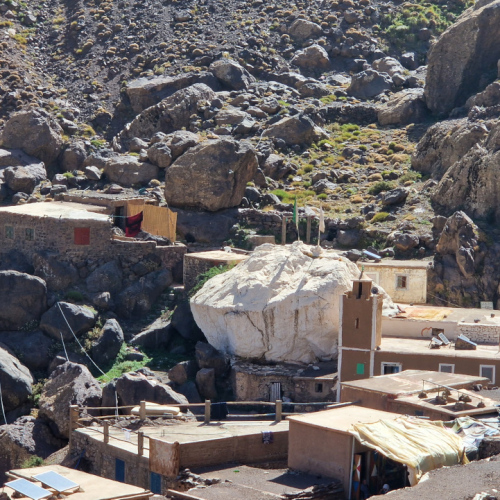 Petit village sur notre parcours. Maroc, Le Djebel Toubkal.